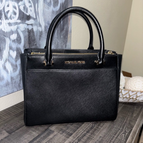 Michael Kors Handbags - Michael Kors Gibson Leather Satchel
⭐️🌟 Open to Offers 🌟⭐️